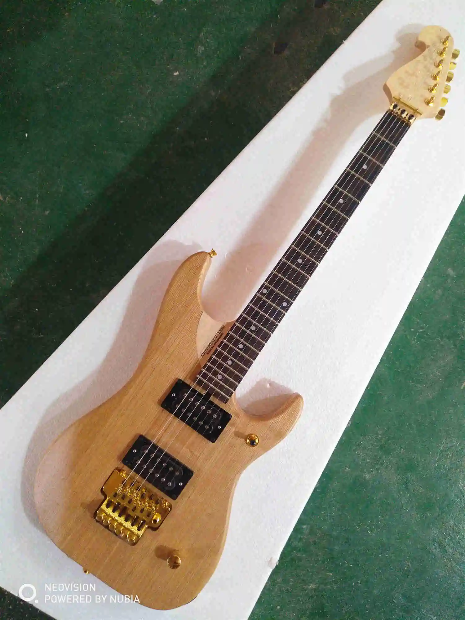 Customized Electric Guitar with 6 Strings, Wood Color, Can Customize the Colors You Like