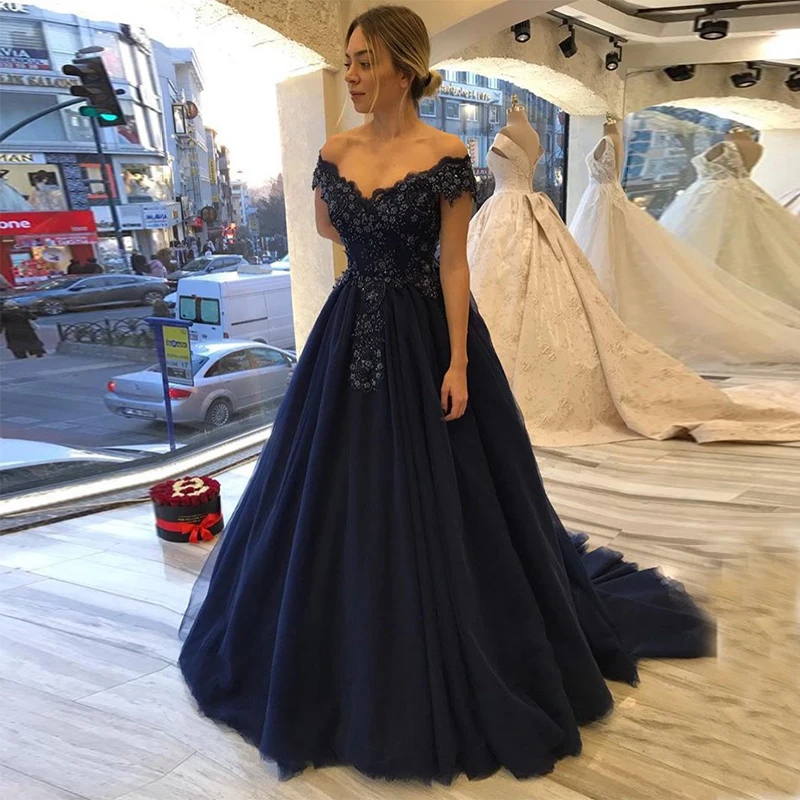 Spalla di Vendita calda Off Lungo Abiti da ballo Con Scollo A Barchetta Maniche Corte Appliques In Rilievo Blu Navy Delle Donne di Formale Party Dress Treno della Cappella