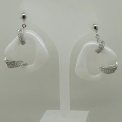 white color streamline V shape cnc setting cz stone scratch proof ceramic stud earring 1pair