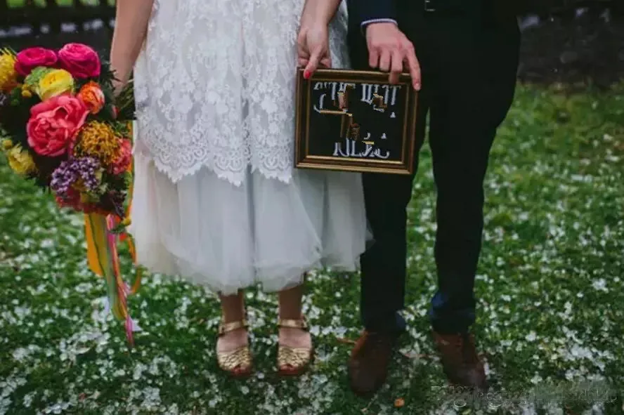 Mais tamanho curto a linha vestidos de casamento colher pescoço meia mangas chá leagth renda país nupcial vestido de casamento feito sob encomenda