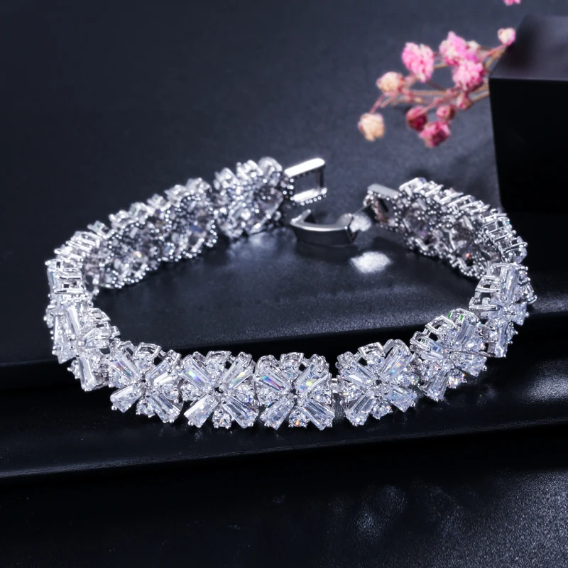 CWWZircons Damen Modeschmuck Wunderschönes Silberfarbenes Frühlingsblumen-Tennisarmband mit Zirkonia-Steinen für Hochzeiten CB010 – Detail 4