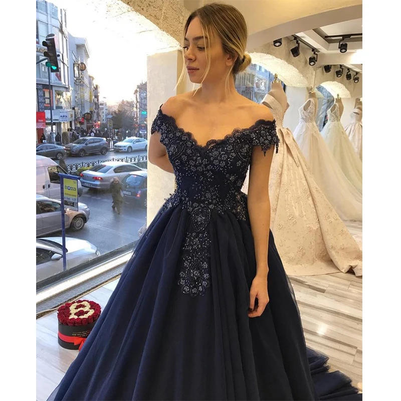 Spalla di Vendita calda Off Lungo Abiti da ballo Con Scollo A Barchetta Maniche Corte Appliques In Rilievo Blu Navy Delle Donne di Formale Party Dress Treno della Cappella