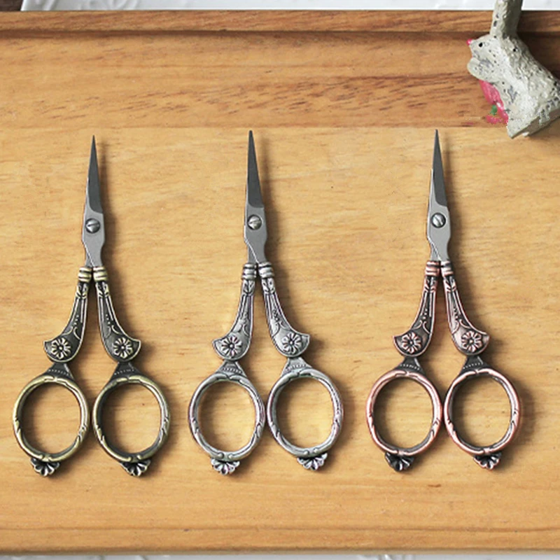 

Fashion Retro Carved Scissors Stainless Steel Tailor Cross Stitch Paper Crafts Cutter Tool Office School Supply Home Shears