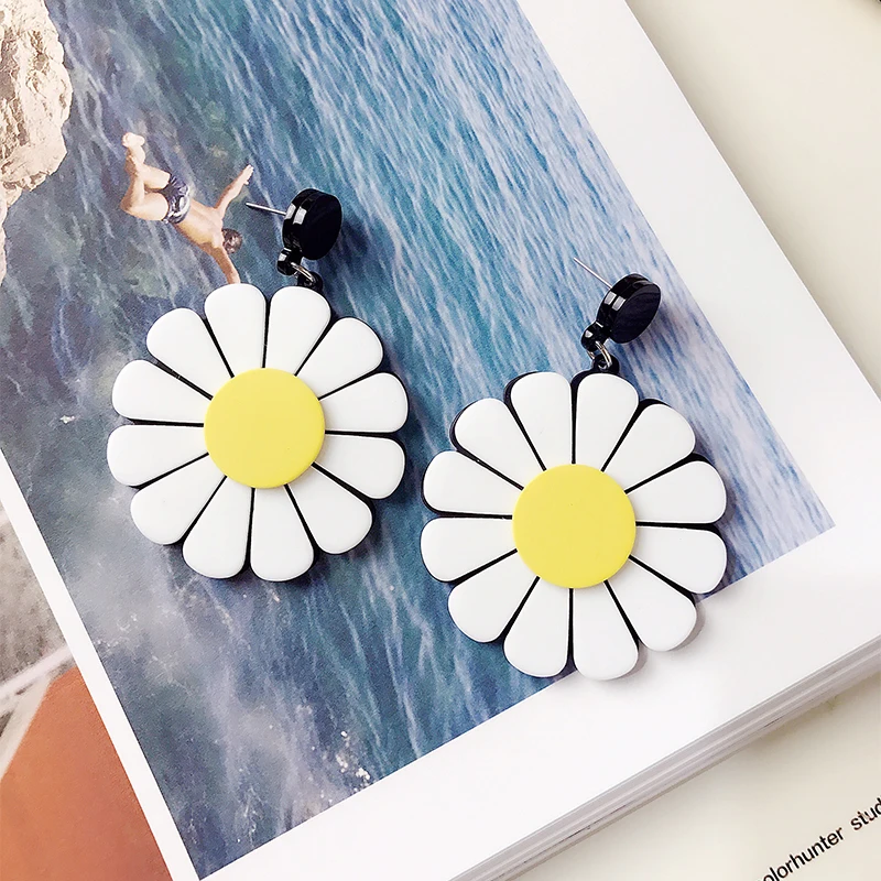 FishSheep Fashion Big Acrylic Flower Stud Earrings for Women Girls Geometric Round Daisy Flowers Earring Fashion Jewelry Female