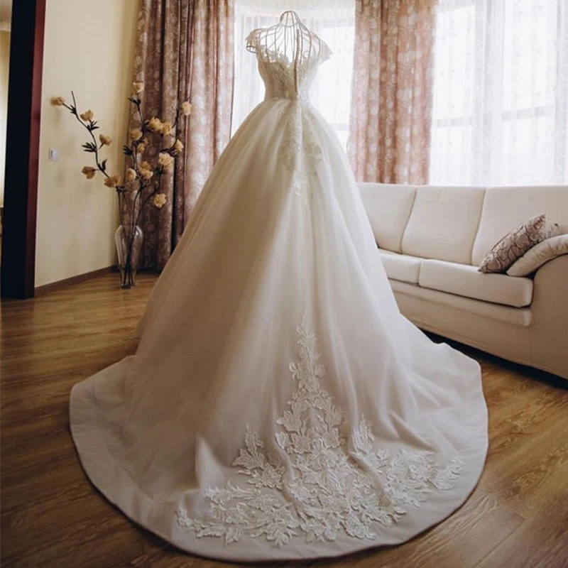 Gorgeous Princess Wedding Dresses V-neck Appliqued Puffy Ball Gown Sleeveless Bridal Dresses White Ivory Wedding Gowns 2019