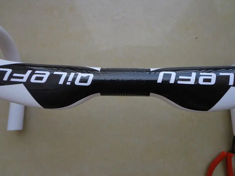 Rot-weißer QILEFU Road UD 3K Vollcarbon-Fahrradlenker, leichter Carbon-Fahrradlenker, 31,8*400/420/440 mm – Detail 4