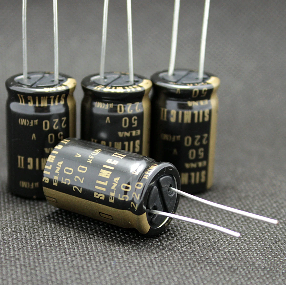 10pcs/30pcs Original Japanese ELNA RFS SILMIC II 50V 220UF Gold Word Audio Electrolytic Capacitor free shipping