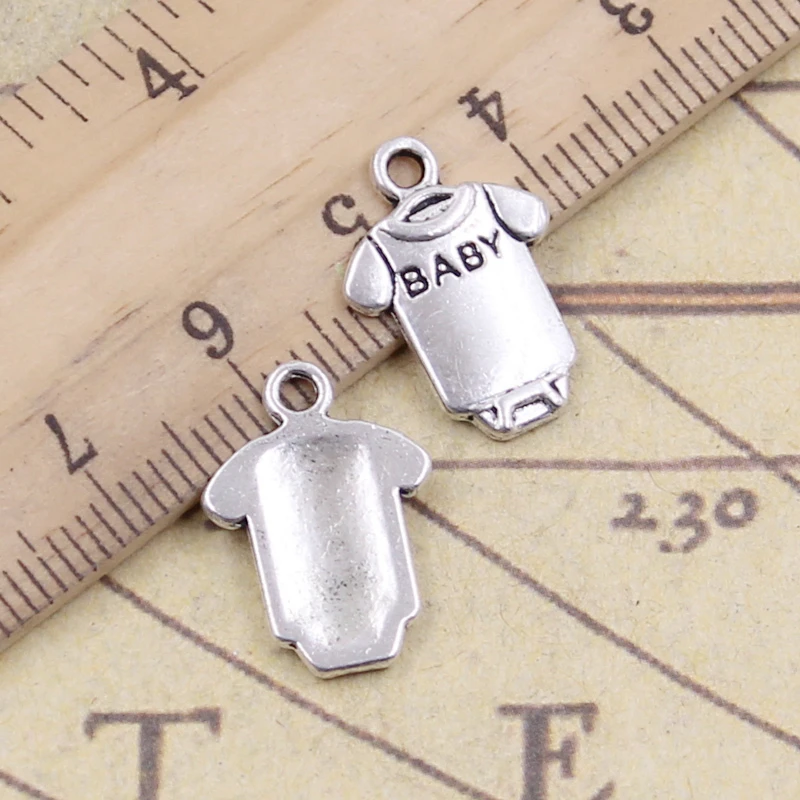 20 sztuk Charms dziecko Onesie kombinezon tkaniny 17x12mm tybetański brąz srebrny kolor zawieszki antyczne tworzenia biżuterii DIY Handmade Craft
