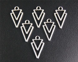 100Pcs  Silver Color Triangle Charm Pendant DIY Necklace Bracelet Bangle Findings 16x19Mm A2083