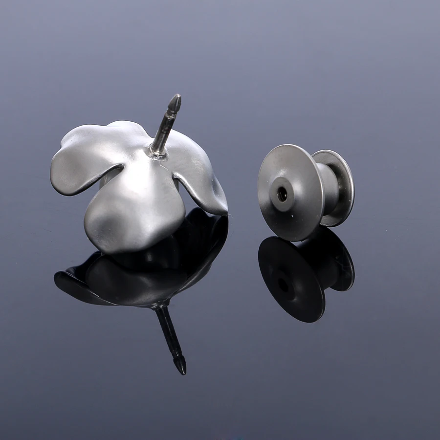 Quality Pearl Clover Collar Lapel Pin Brooches Metallic Silver Color Flower Badge Pins Ornament Jewelry Accessories for Women