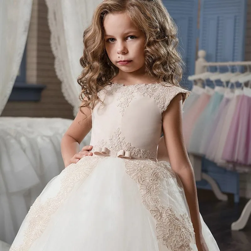 Elegant หมวก Seeves ลูกไม้ดอกไม้สายชุดเดรส Tulle Applique โบว์ Sash ความยาว Gilrs พรรคประกวดชุด