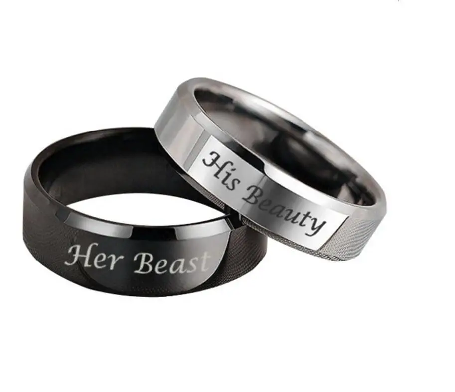 Um conjunto de dois anéis de casal de aço inoxidável Sua Beleza e Sua Besta