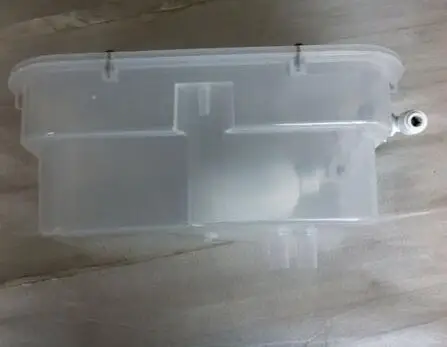 Детали водяного диспенсера внутри резервуара для воды с плавающим шаром