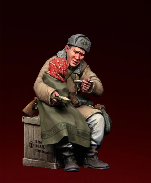 1/35 Resin Figure Model Kit 133 Russian Soldier and Orphan TWO Figures Unassembled Unpainted Top