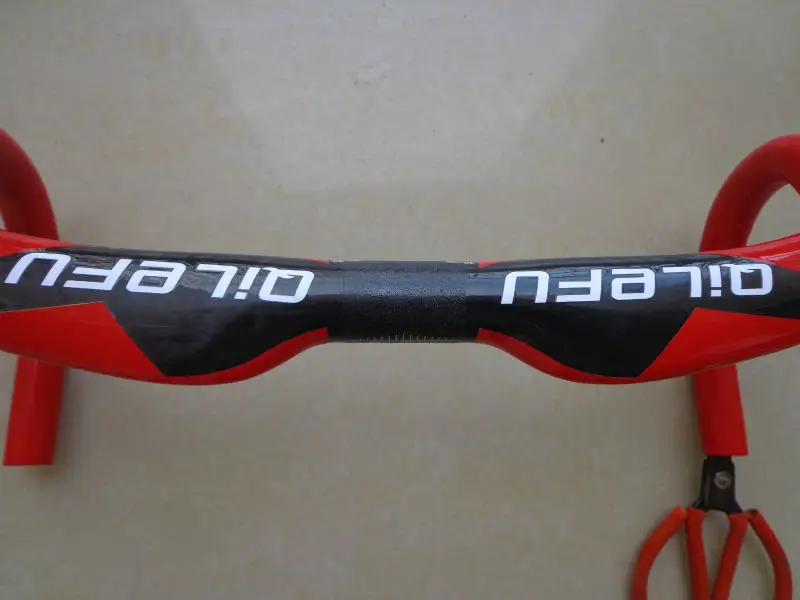 Rot-weißer QILEFU Road UD 3K Vollcarbon-Fahrradlenker, leichter Carbon-Fahrradlenker, 31,8*400/420/440 mm – Detail 2