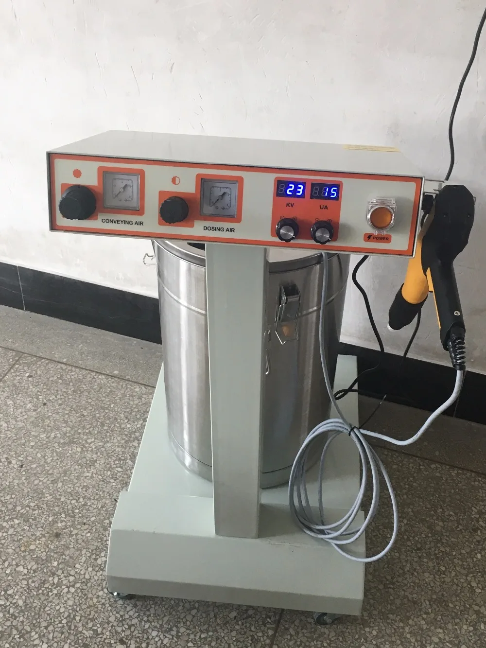 Electrostatic powder coating machine with electrostatic powder coating gun