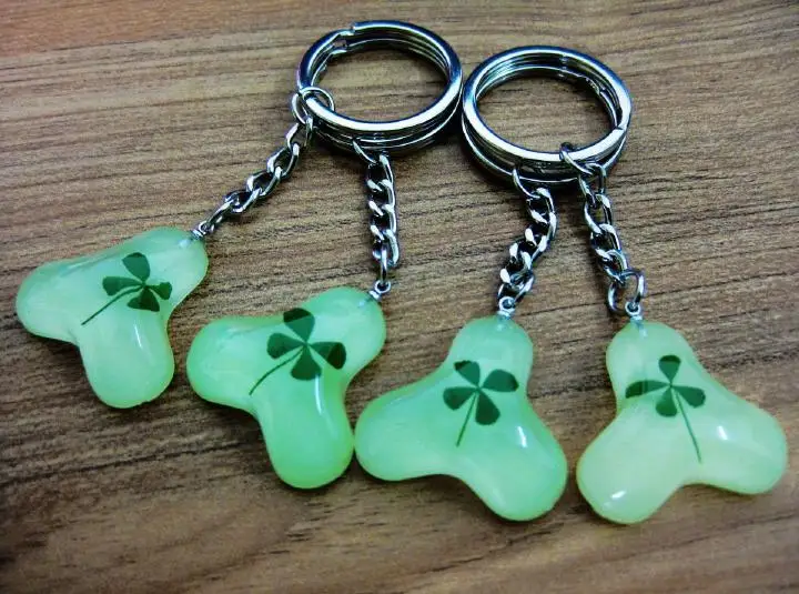 20 pcs key ring real glow in the dark triangle shamrock sample four leaf clover keychain