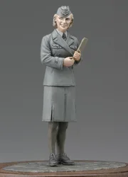 1:35 Resin kit    clerical women soldiers 1