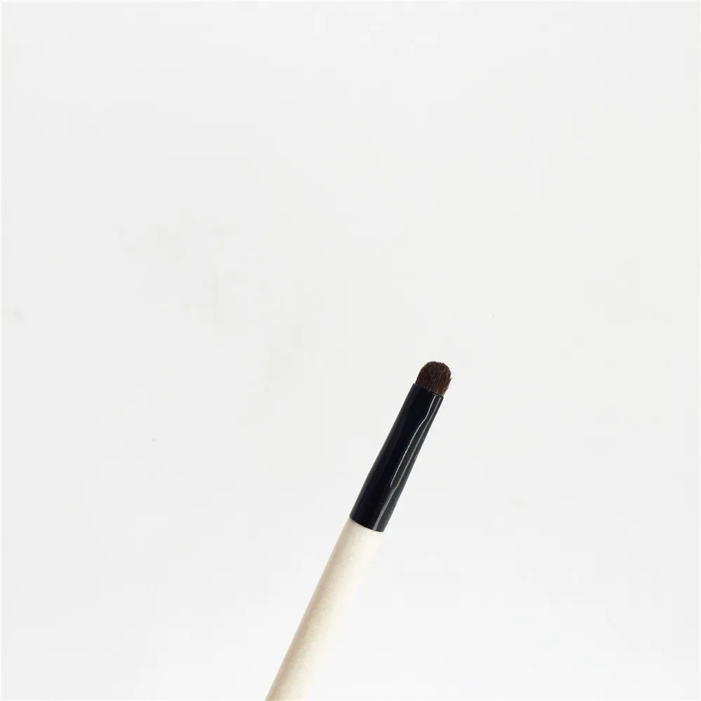 bdbeauty Wood Handle Lip Brush with Cap - Precision lipstick Stain or Gloss Applicator - Beauty Makeup Brush Blending Tool