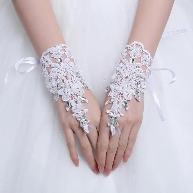 JaneVini 2019 Elegant Lace Short White Wedding Gloves Fingerless Appliques Beaded Wrist Length Bridal Gloves Wedding Accessories