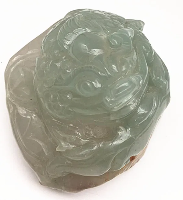 

905 grams of natural quartz crystal sculpture golden cicada million guan furnishing pieces