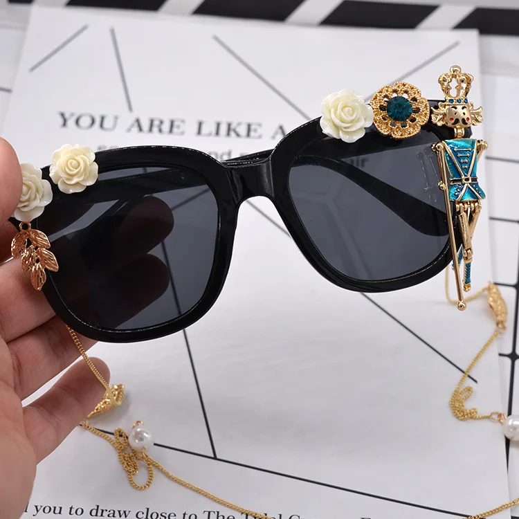 New Baroque King Doll Chain Decoration Sunglasses Fashion Women Retro Sunglasses Flowers Women Outdoor Summer Fashion Sunglasses