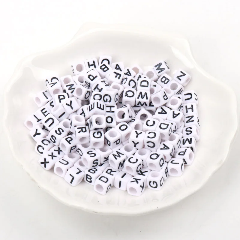 Cuentas sueltas de acrílico para fabricación de joyas, cubo con letras del alfabeto en blanco y negro, 6mm, 100 piezas, gran venta al por mayor