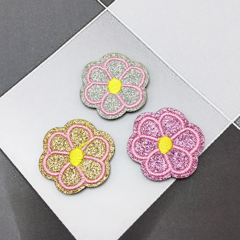 100 pcs/lot Glitter Bestickt Blume Plum Blossom Winterblüte Gepolsterte Appliques Patches DIY Headwere Zubehör