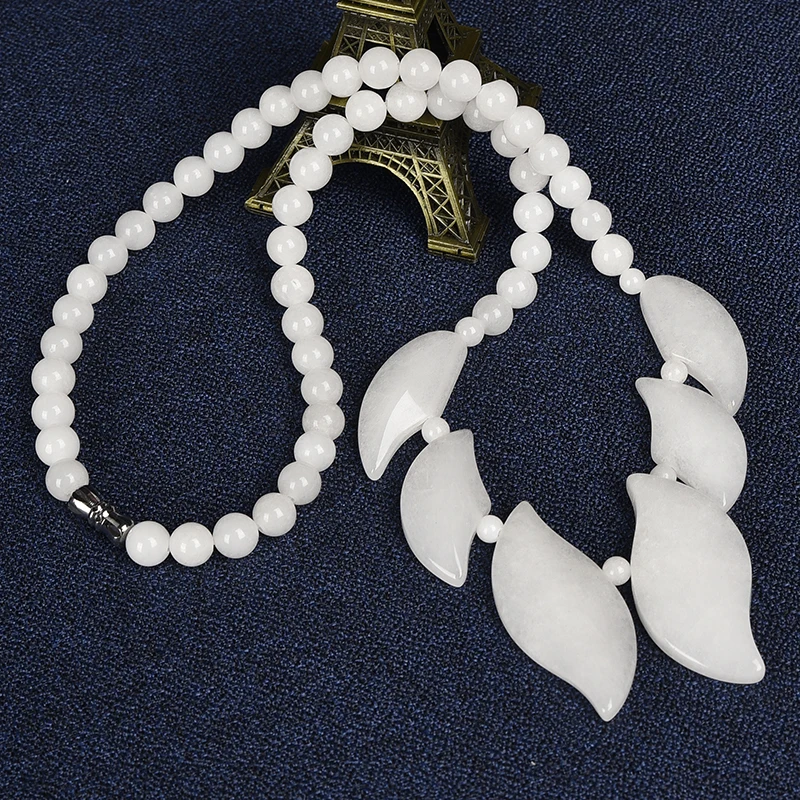 A  D I Y  Newfangled  prefix with A cream-white  Pendant  and small beads White  jade necklace with Round pearls an oval shape.