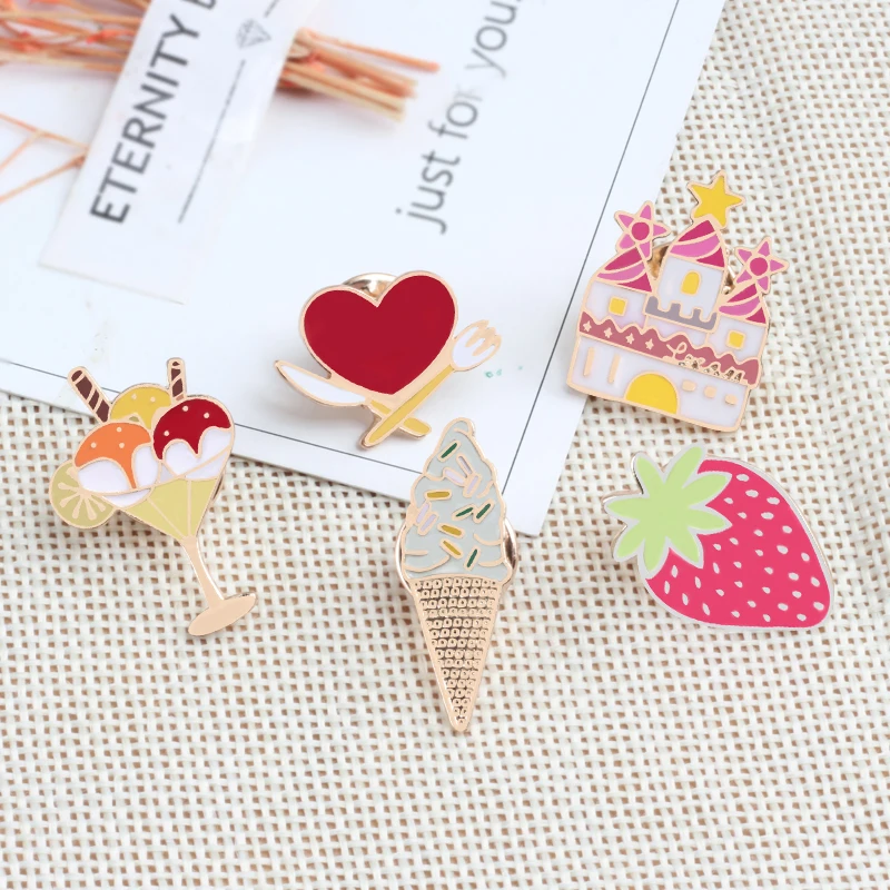 Lovely Castle Heart Sweet Ice Cream fragola cartone animato spilla camicia moda risvolto frutta smalto spille distintivo per gioielli per bambini