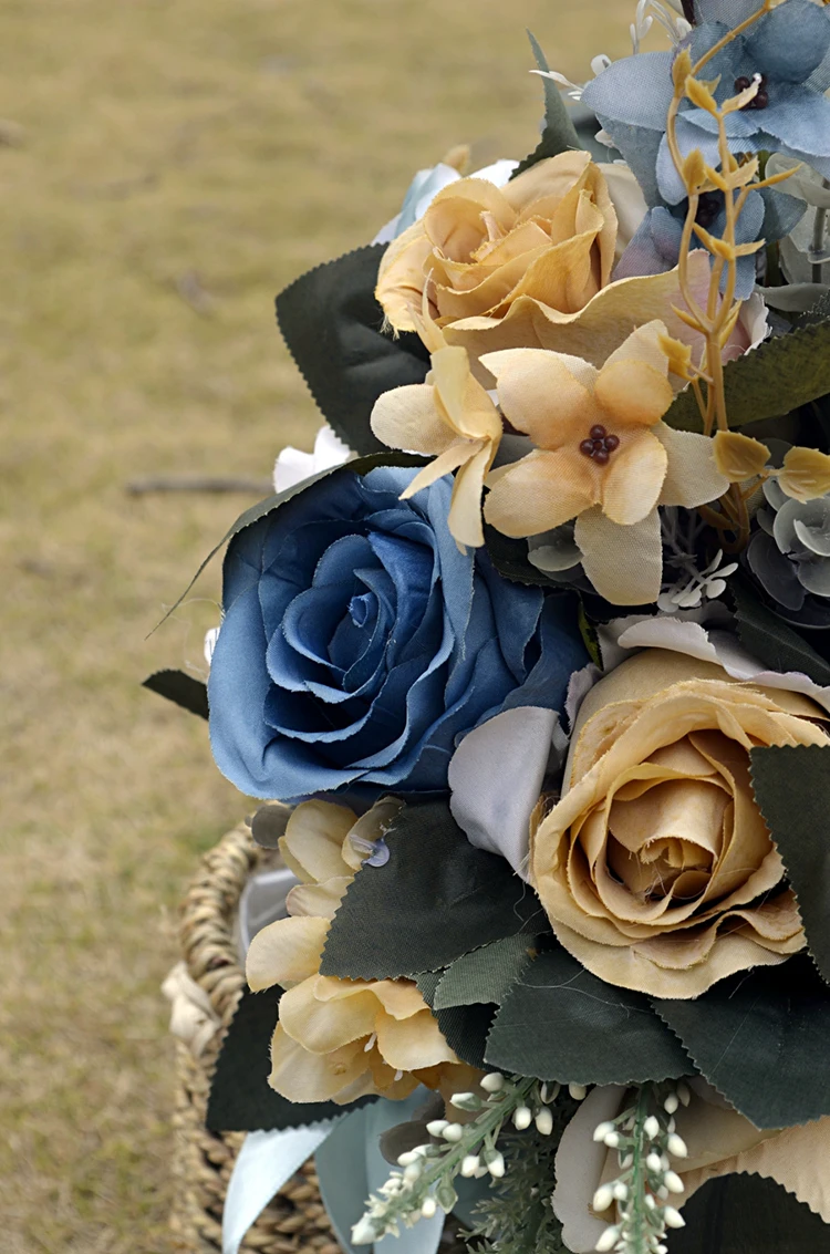 Ramo de novia azul marino con rosas blancas y grises, abalorio de inicial natural, flores de seda para boda, fiesta nupcial, Matrimonio, 2021