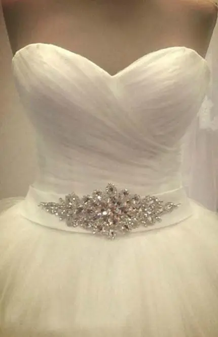 BANVASAC 2017 New Luxury Cristalli Sash Senza Spalline Abiti Da Sposa Senza Maniche Piega Raso Da Sposa In Pizzo Abiti di Sfera