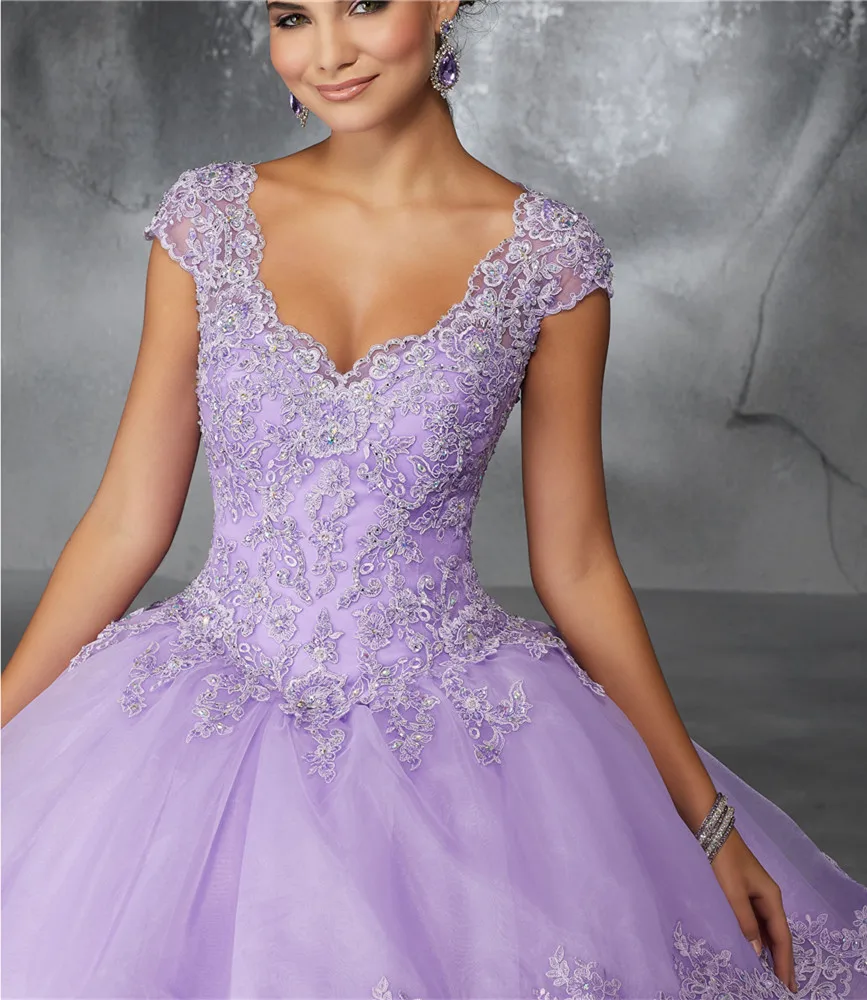 JaneVini Elegante Principessa Lilla Abiti stile Quinceanera Abito di Sfera 2019 Con Scollo A V Appliques In Rilievo Puffy Organza Abito Vestido Debuttante