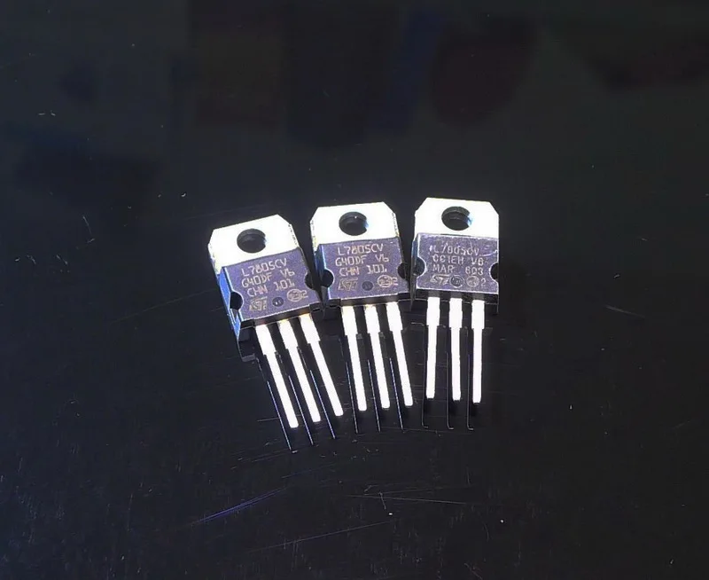 

20pcs/50PCS New ST original L7805CV three-terminal regulator Integrated IC TO220 plug-in package non-domestic core free shipping