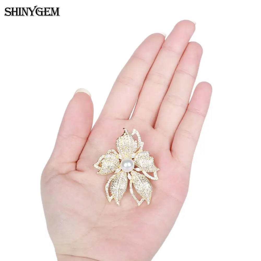 SHINYGEM Gold & Silver Color Flower Brooche Sparkling Enamel Pin Metal Round Shell Pearl White Zircon Elegant Delicate For Women