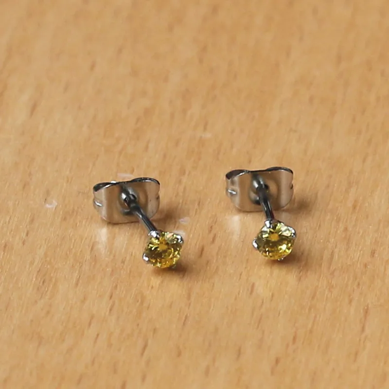 Klassische Ohrstecker aus Edelstahl mit goldenen Zirkonia-Steinen, 3 mm bis 8 mm, verblasst nicht, hypoallergen, hochwertiger Schmuck. – Detail 5