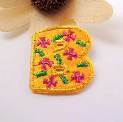 Lettere colorate ricamate Patch alfabeto Applique lettere fai da te adesivo vestiti modello decalcomania cucito/ferro sulla toppa del distintivo di