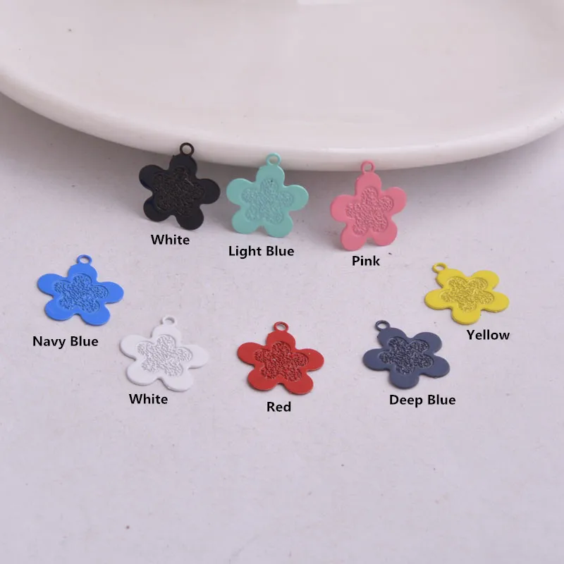 50 Stück AC4953 Blumen-Anhänger, kleine Charms in Rot, Blau, Rosa, Gelb, bemalte Metall-Messing-Schmuckteile – Detail 3
