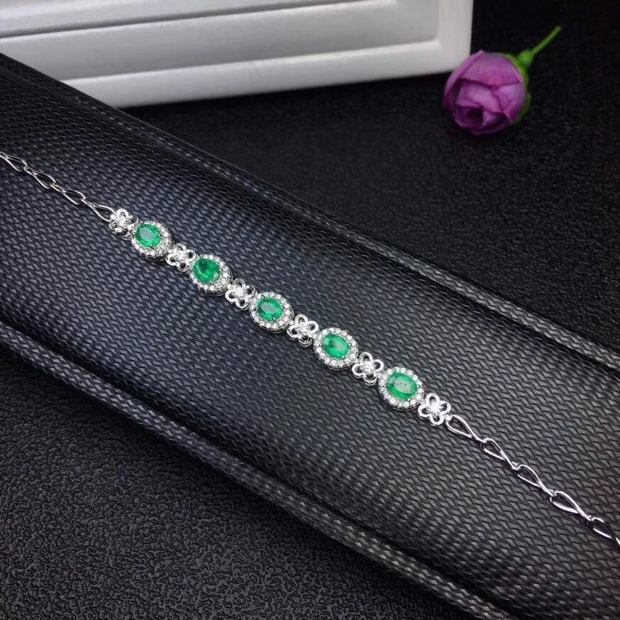 The latest designer has led the global jewelry trend. The natural emerald bracelet is 925 silver in atmosphere.