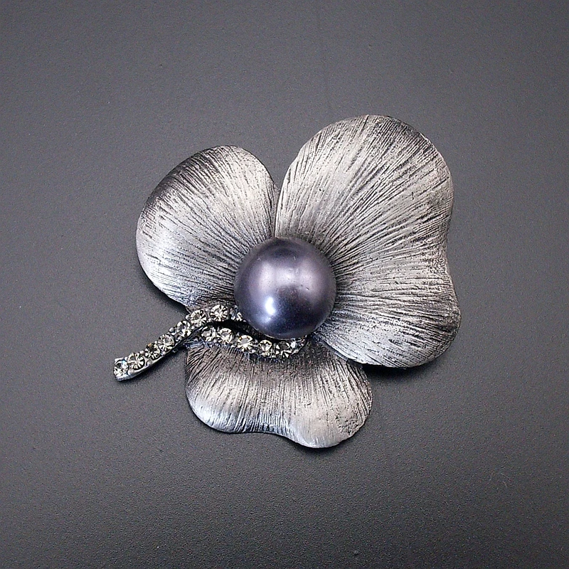 New Charming Brooch Pin Fashion Woman Gray Pearl Antique Rhinestone Flower Black Tone 3 Leaves Tin Brooch Pin Item NO.: BH7948