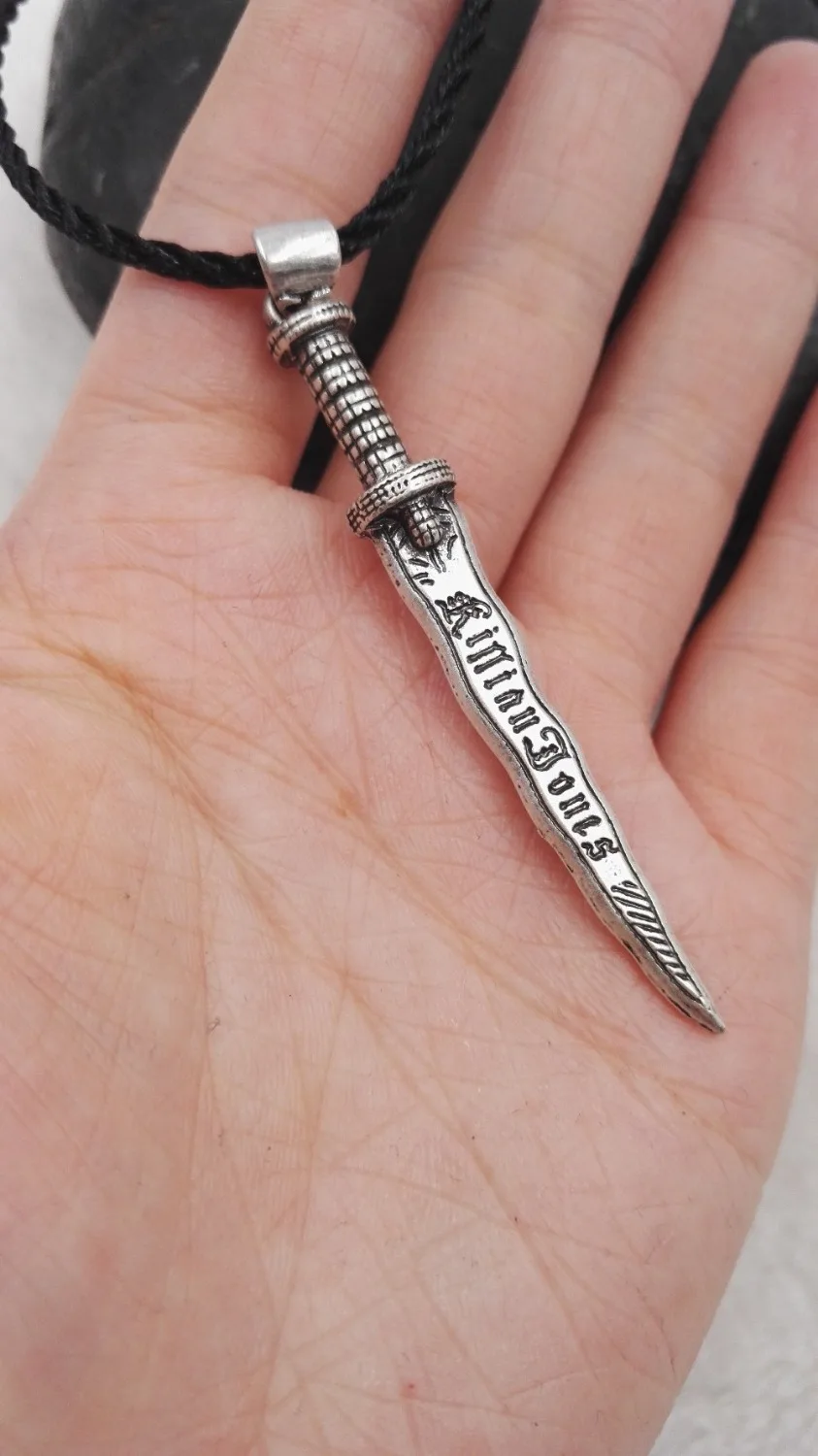 عتيق مطلي بالفضة ذات مرة كيليان جونز قلادة قلادة رومبلاستيلسكين خنجر المرأة قلادة سانلان #2