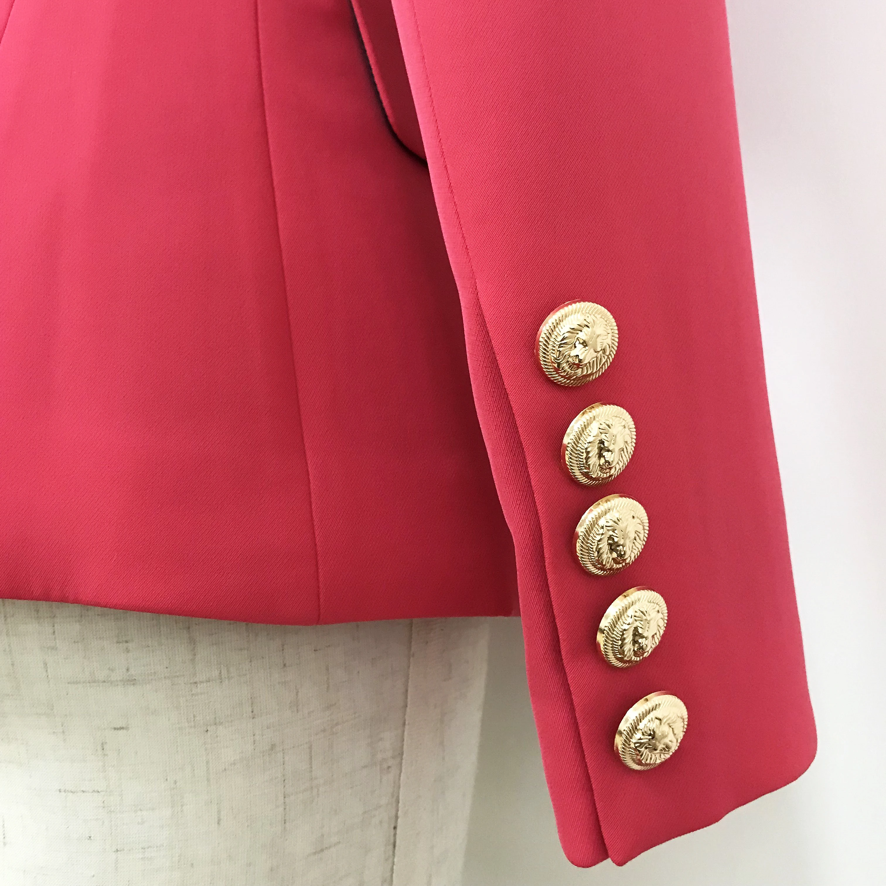 Chaqueta de diseñador de alta calidad para mujer, Blazer clásico de doble botonadura con botones de León de Metal, ajustado, color Coral, novedad de