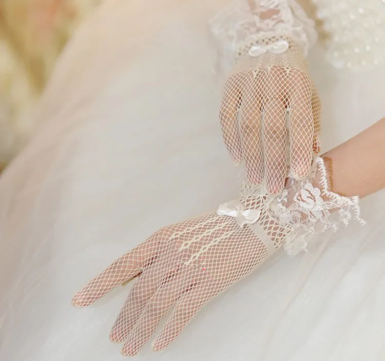 1Pair Short Bridal Gloves White Ivory Black Elegant Lace Wedding Gloves for Bride Sexy Bridal Gloves Fingers Wedding Accessories