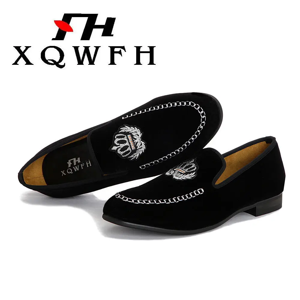 XQWFH Men Black Velvet Loafers Fashion Crown Emblem Embroider Casual Shoes Handmade Slippers Slip On Men's Wedding Dress Shoes