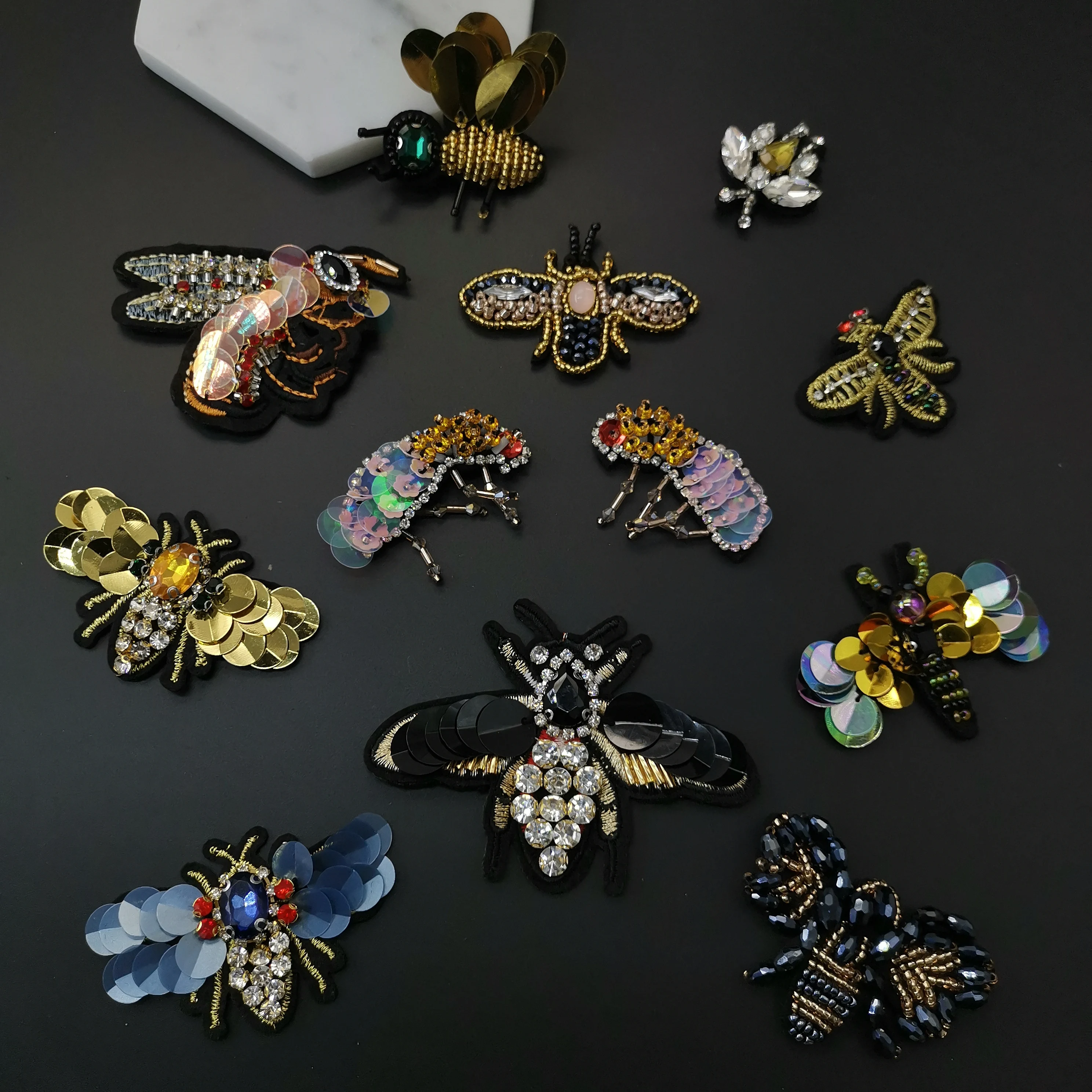 Ręcznie robione naszywki z koralików i cekinów, BEES COOL FASHION Naszywka z kryształowej perły na ubrania z koralikami Aplikacja urocza naszywka