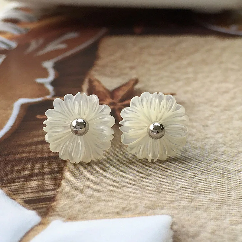 Manufacturers selling Korean handmade natural shell shell carving seawater MOP Bei 10M Daisy Silver Needle Earrings