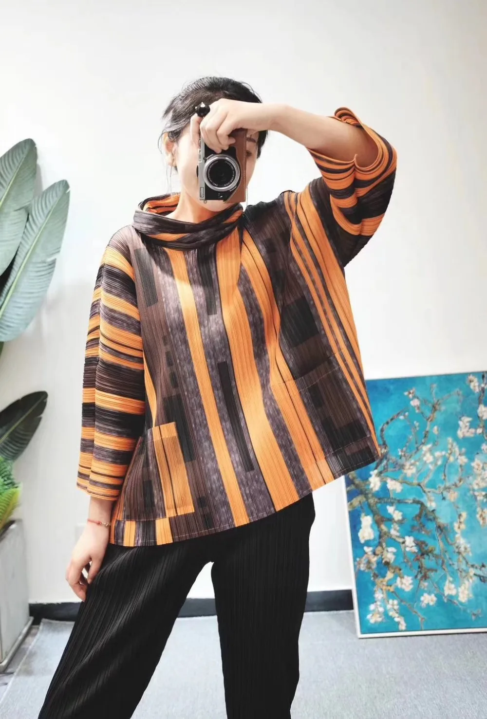 

HOT SELLING Miyake Fold light through a chip type gauze cloak summer striped loose T-shirt batwing sleeve T-shirt IN STOCK