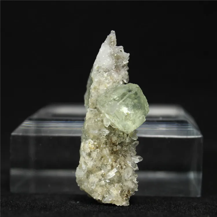 Toys cat transparent fluorite ore fluorescent green natural fluorite lens is good teaching new mineral specimens