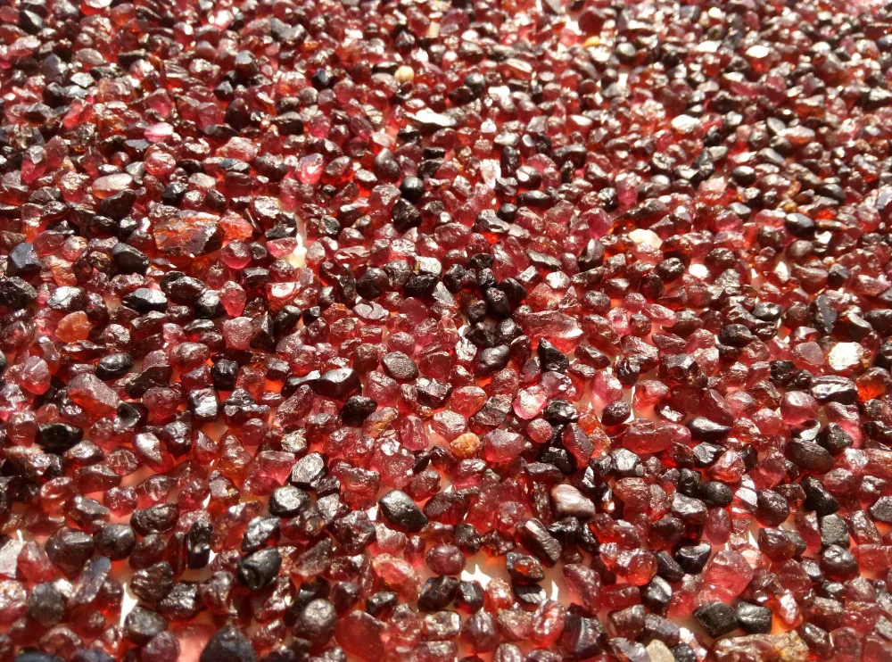 TINY NATURAL ROUGH A+ RED PYROPE GARNET CRYSTAL MINERALS 1000g