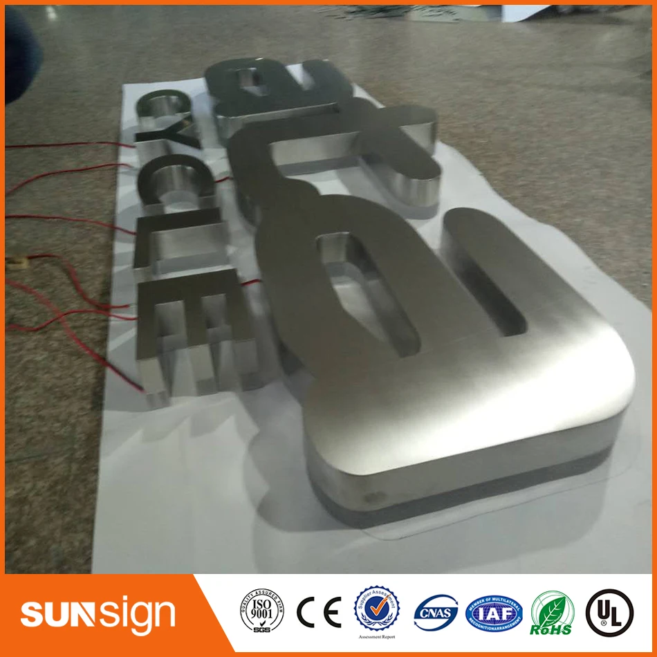 Volto di metallo con la parte posteriore per LED